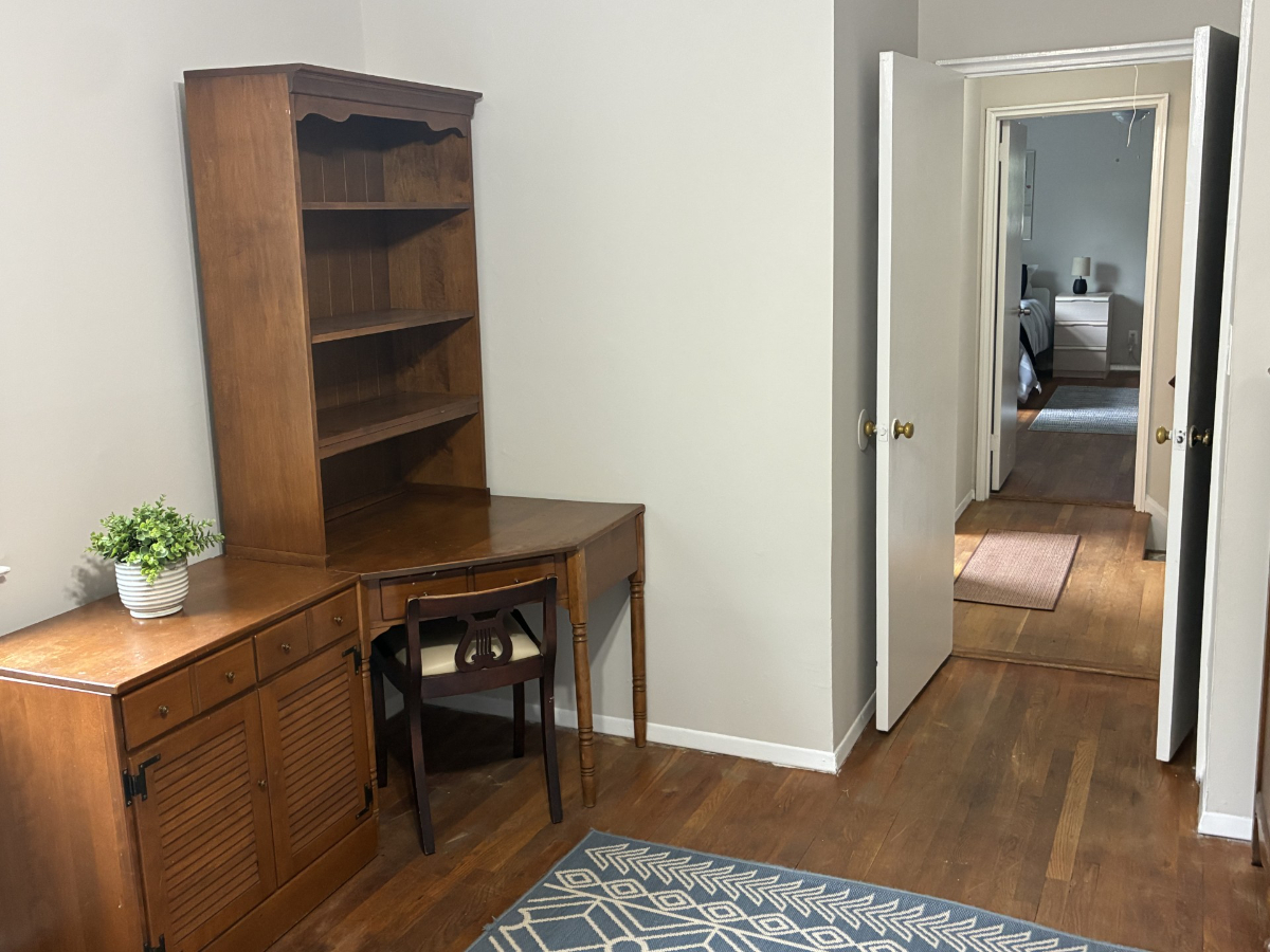 Quiet, Private Room in a Safe Neighborhood - Near NYC & Local Conveniences - Photo 3