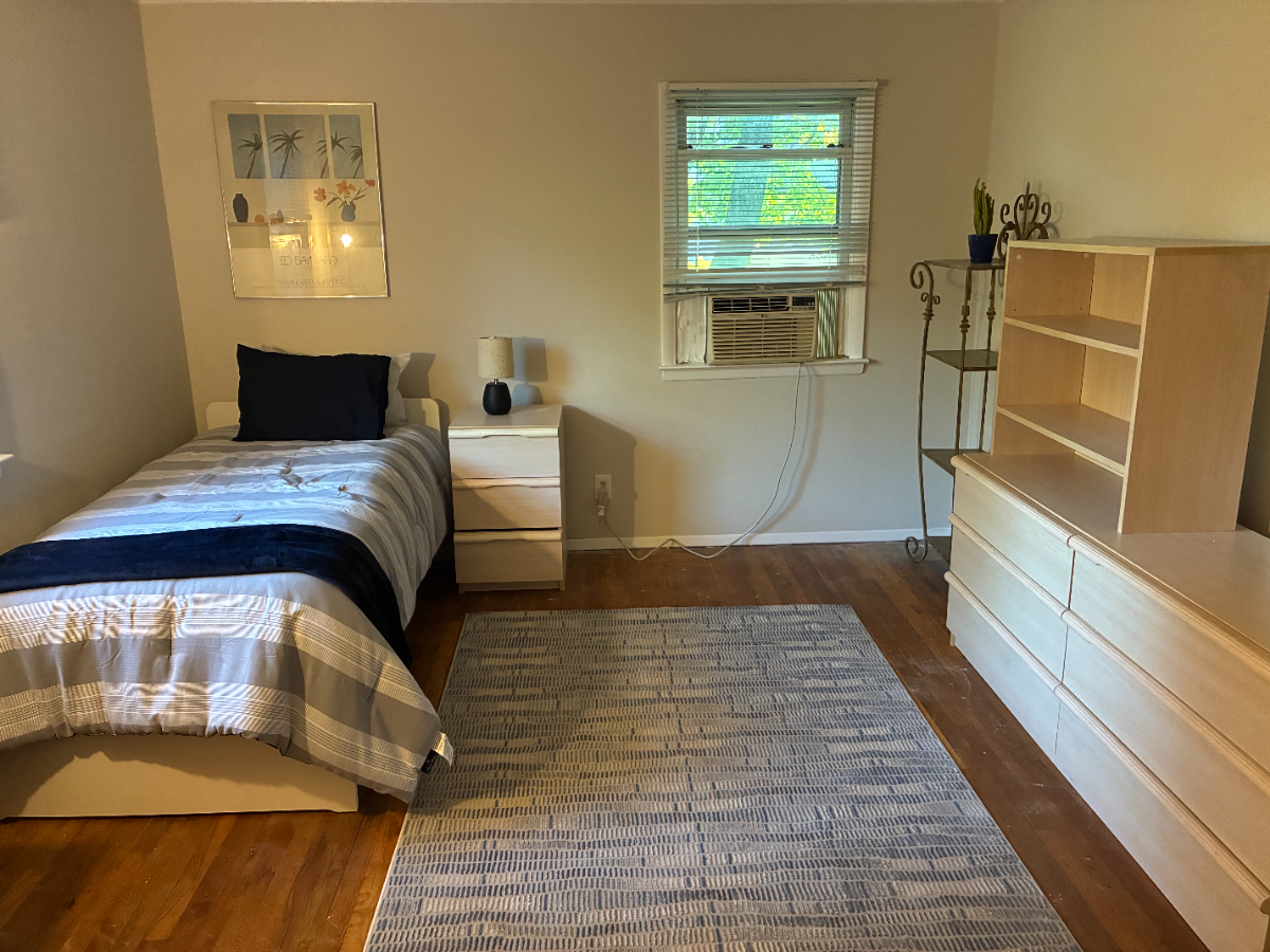 Quiet, Private Room in a Safe Neighborhood - Near NYC & Local Conveniences - Photo 2