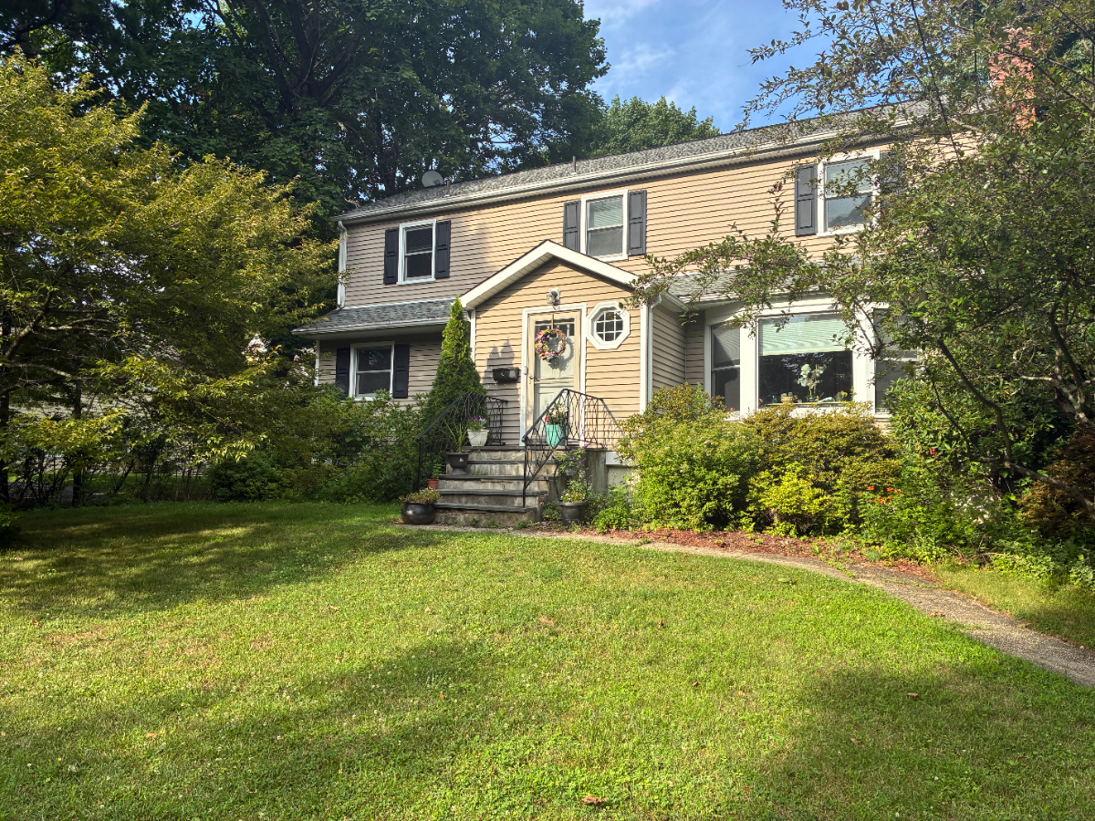 Quiet, Private Room in a Safe Neighborhood - Near NYC & Local Conveniences - Photo 8