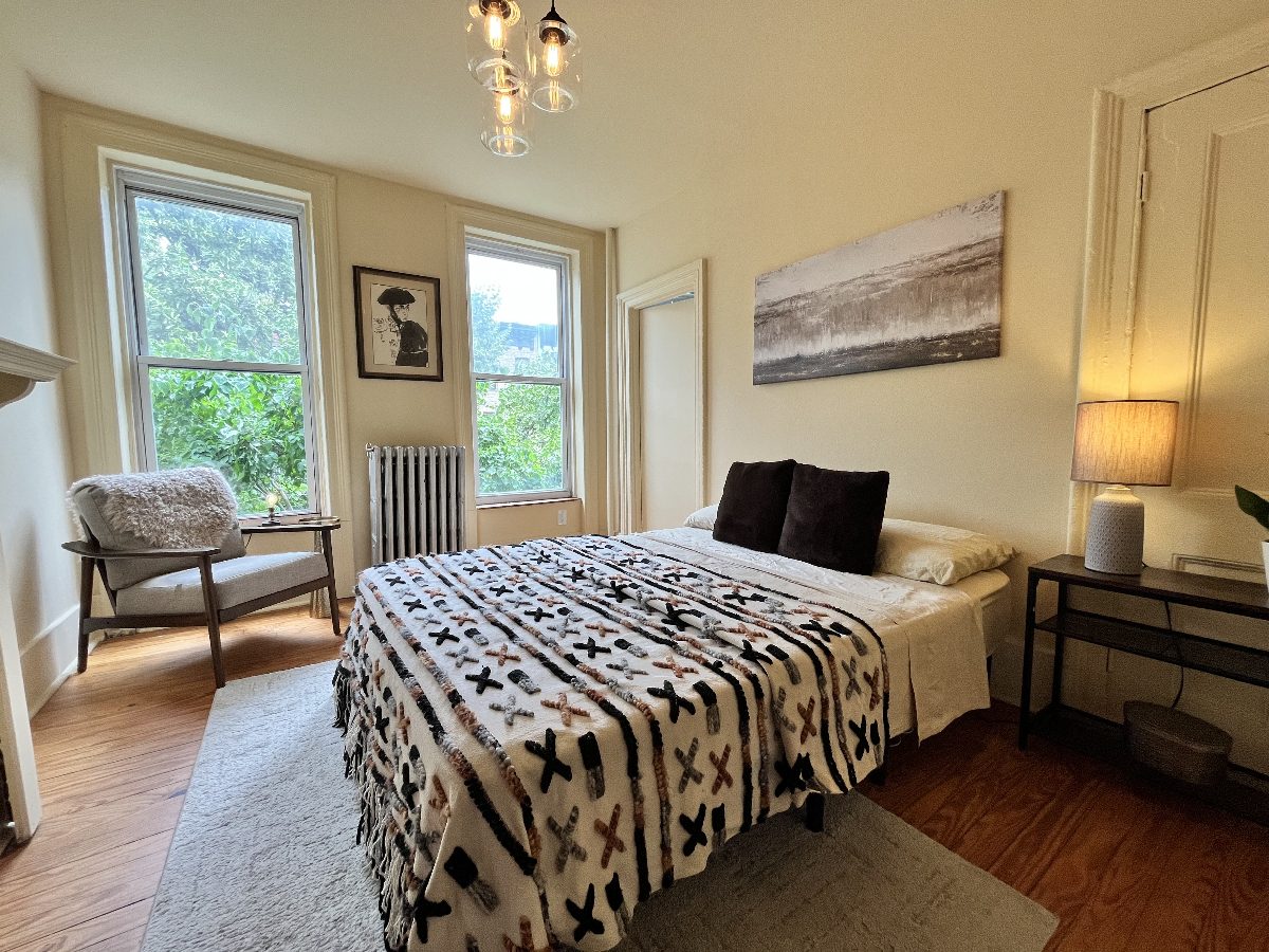 Sunny, well lit 2 bedroom apartment surrounded by lush tree topped permaculture . - Photo 2