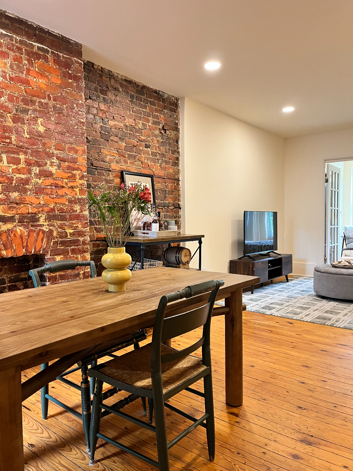Sunny, well lit 2 bedroom apartment surrounded by lush tree topped permaculture . - Photo 3