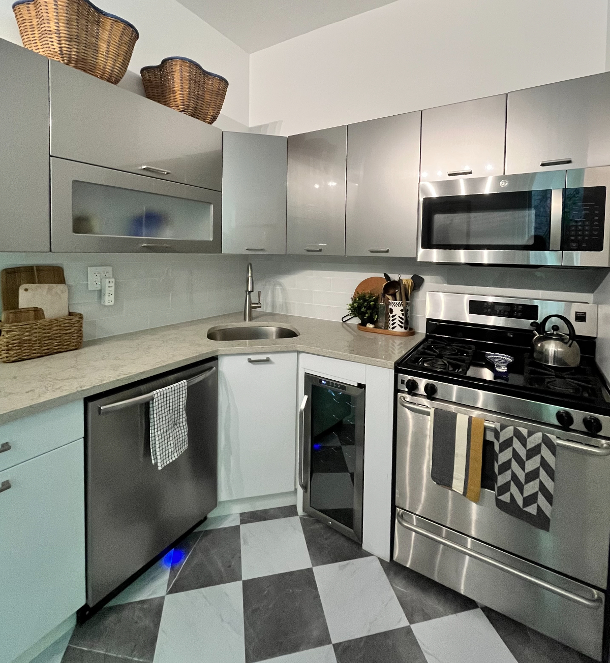 Sunny, well lit 2 bedroom apartment surrounded by lush tree topped permaculture . - Photo 4