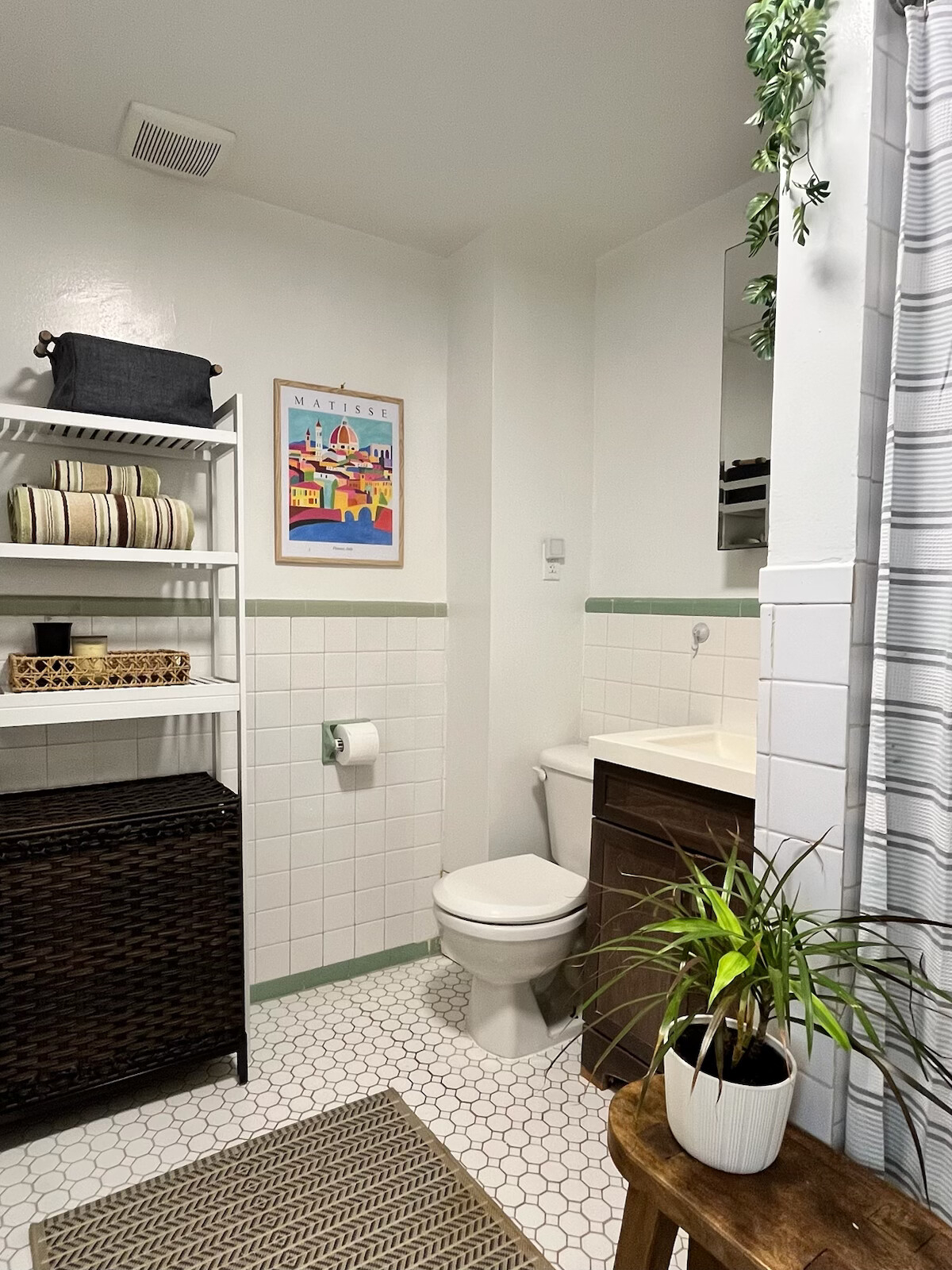 Sunny, well lit 2 bedroom apartment surrounded by lush tree topped  permaculture . - Photo 9