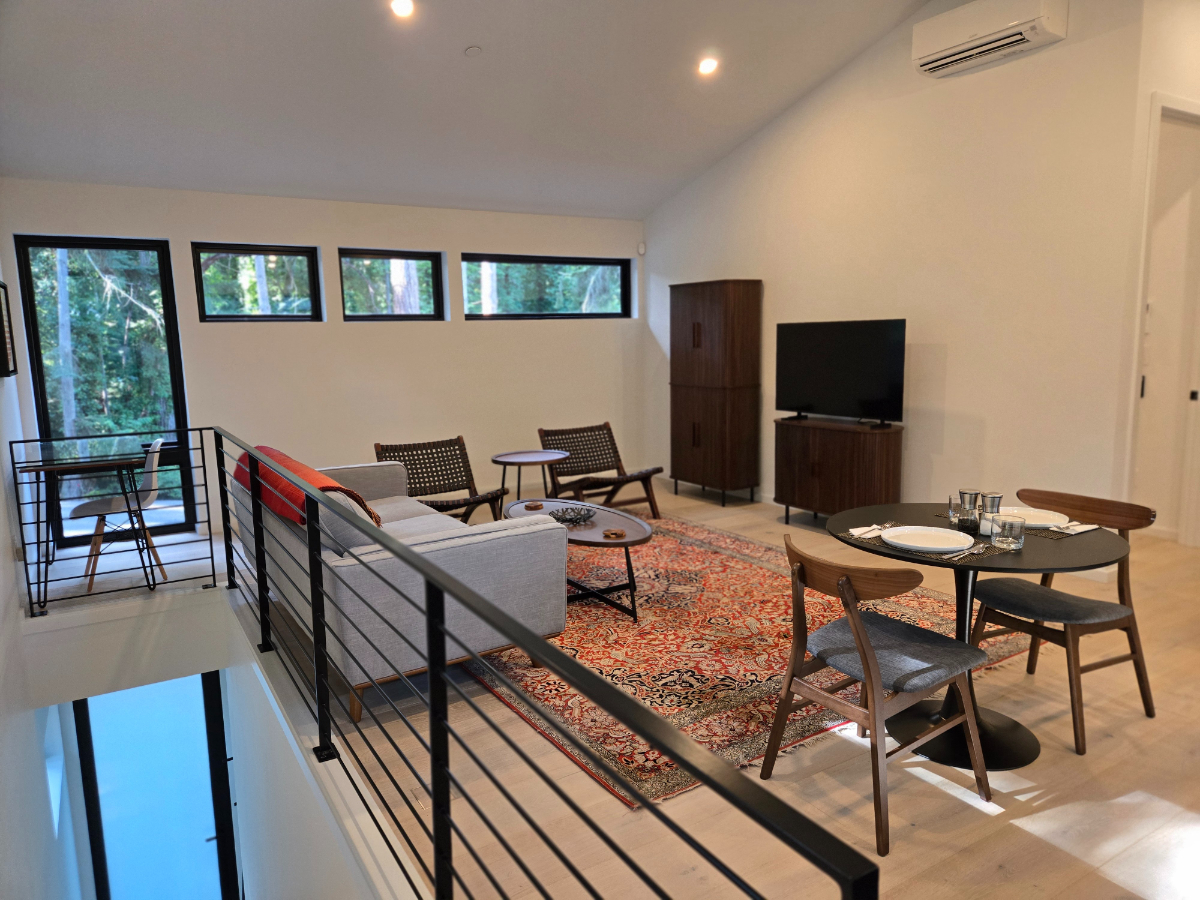 Bright Furnished ADU in sought after RollingBay, Easy access to Winslow and Ferry, Walk to Manitou Beach.