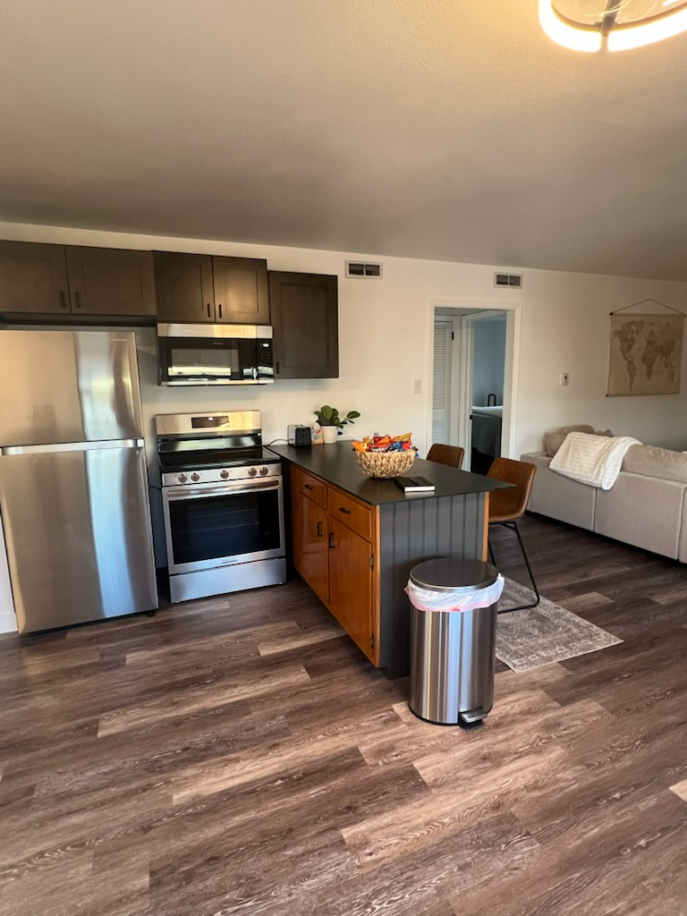 Close to downtown, Hospital, F.E. Warren Air Force Base, CFD, Lions Park- modern stay #2 - Photo 1