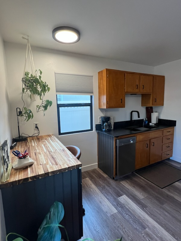 Close to downtown, Hospital, F.E. Warren Air Force Base, CFD, Lions Park- modern stay #2 - Photo 5