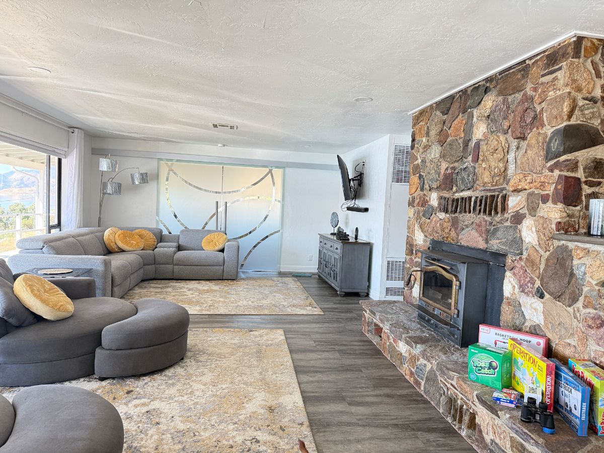 Beautiful Lakeside home - Photo 5