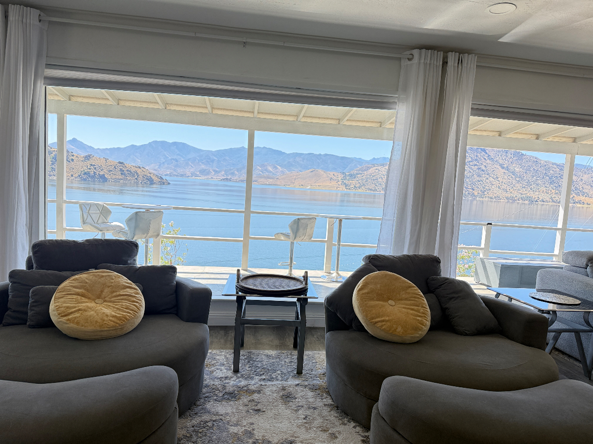 Beautiful Lakeside home - Photo 6