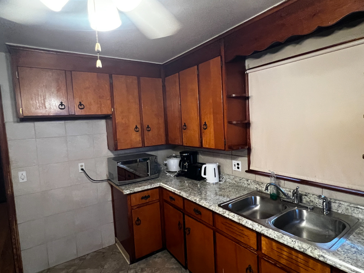 Spacious 3BR Retreat - Utilities Included & Pet Friendly, Near Hospitals - Photo 6