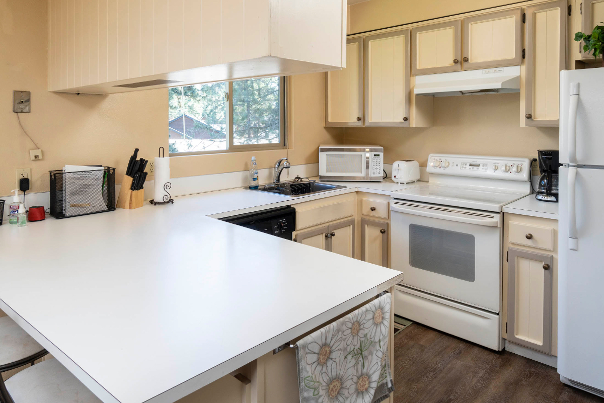 Escape to Serenity: Secluded 2BR Sisters Condo with Resort-Style Pool & Hot Tub - Photo 4