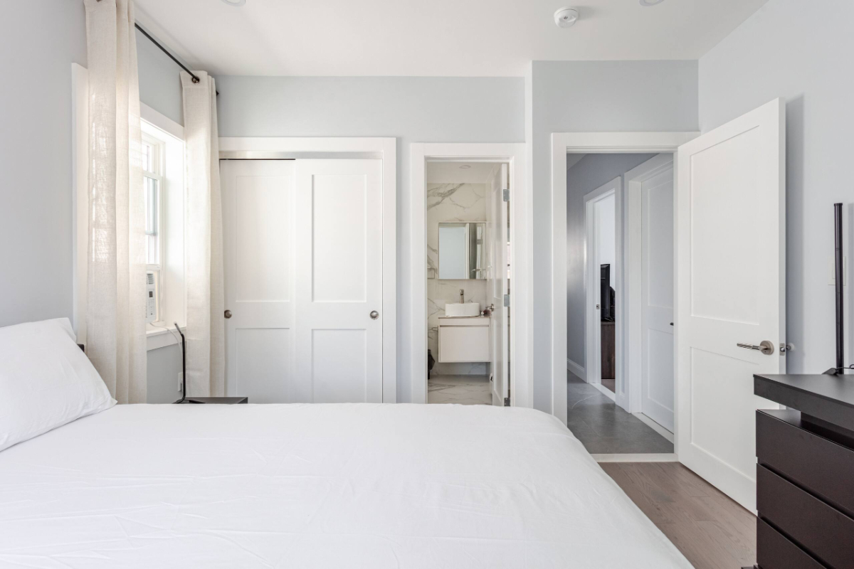 Private En-Suite Main Bedroom in a Newly Built Home Near the Subway - Photo 2