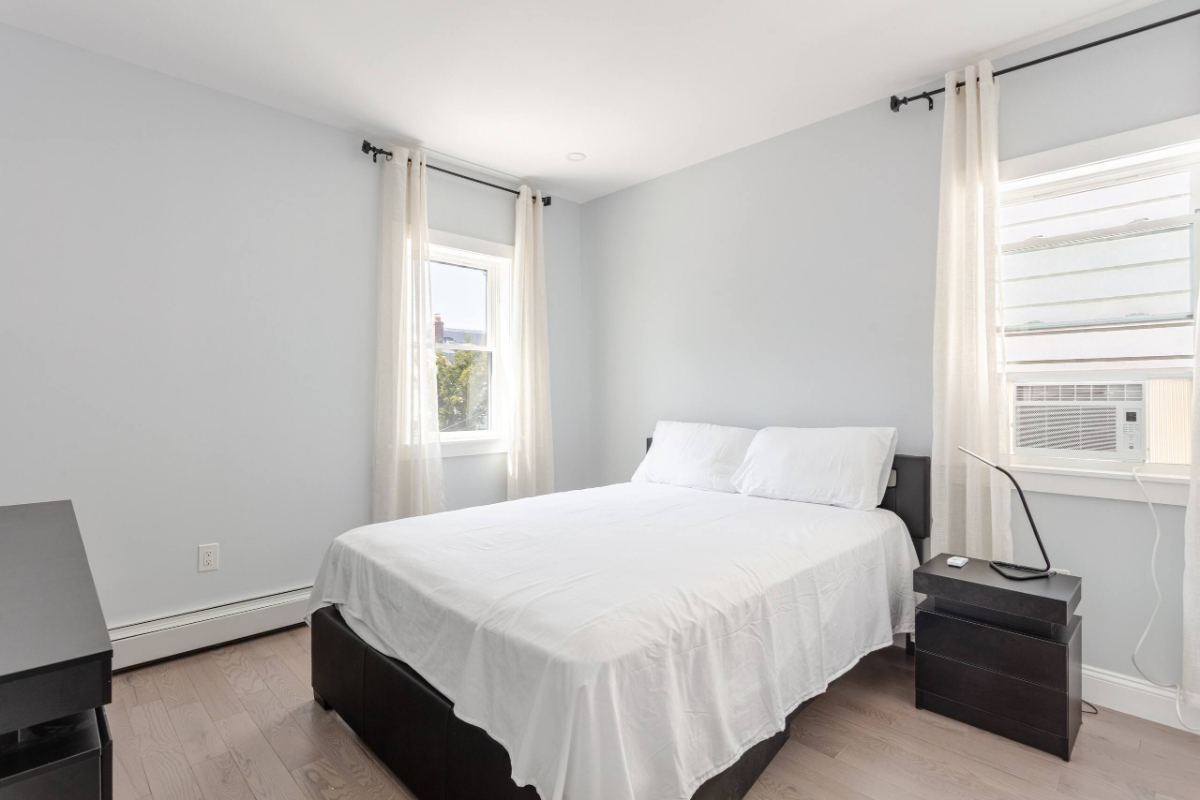 Private En-Suite Main Bedroom in a Newly Built Home Near the Subway - Photo 5
