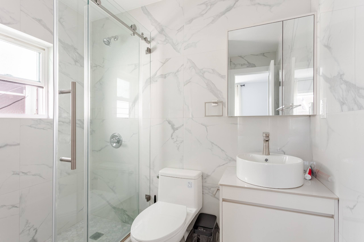 Private En-Suite Main Bedroom in a Newly Built Home Near the Subway - Photo 8