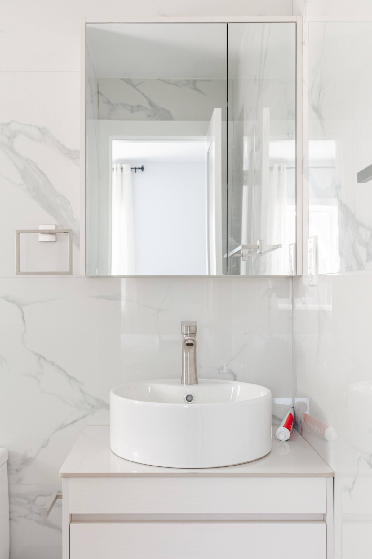 Private En-Suite Main Bedroom in a Newly Built Home Near the Subway - Photo 9