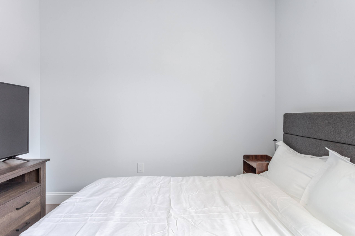 Private En-Suite Main Bedroom in a Newly Built Home Near the Subway - Photo 2