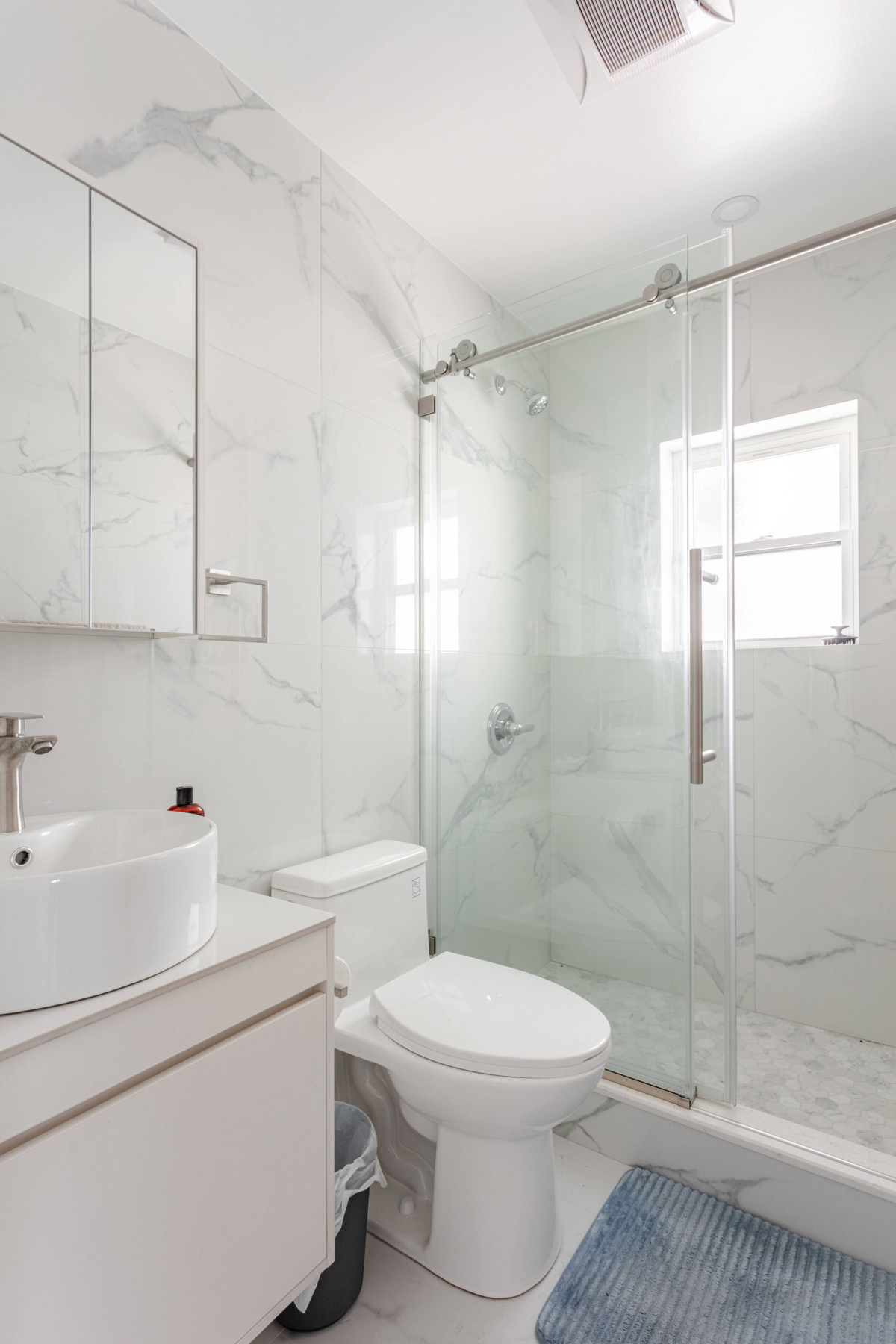 Private En-Suite Main Bedroom in a Newly Built Home Near the Subway - Photo 4