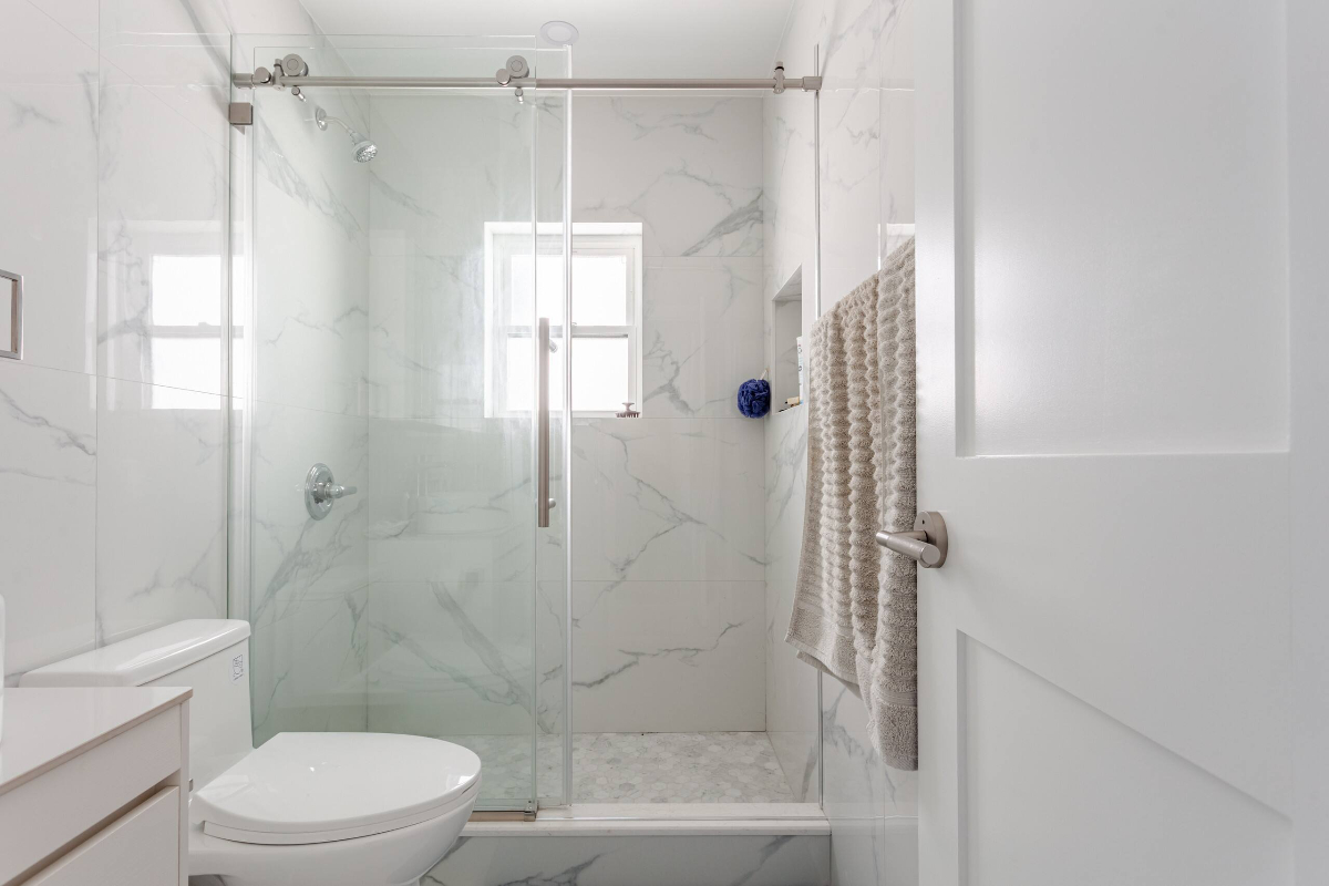 Private En-Suite Main Bedroom in a Newly Built Home Near the Subway - Photo 5