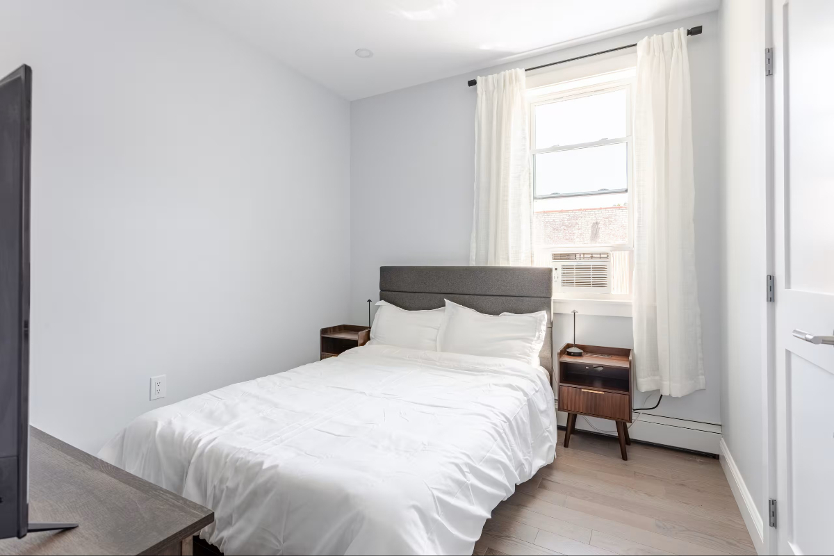 Private En-Suite Main Bedroom in a Newly Built Home Near the Subway - Photo 1