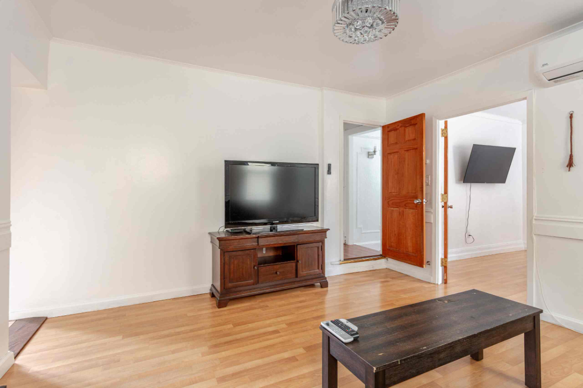 Spacious Private Bedroom Near Transit, Dining & Shopping - Photo 8