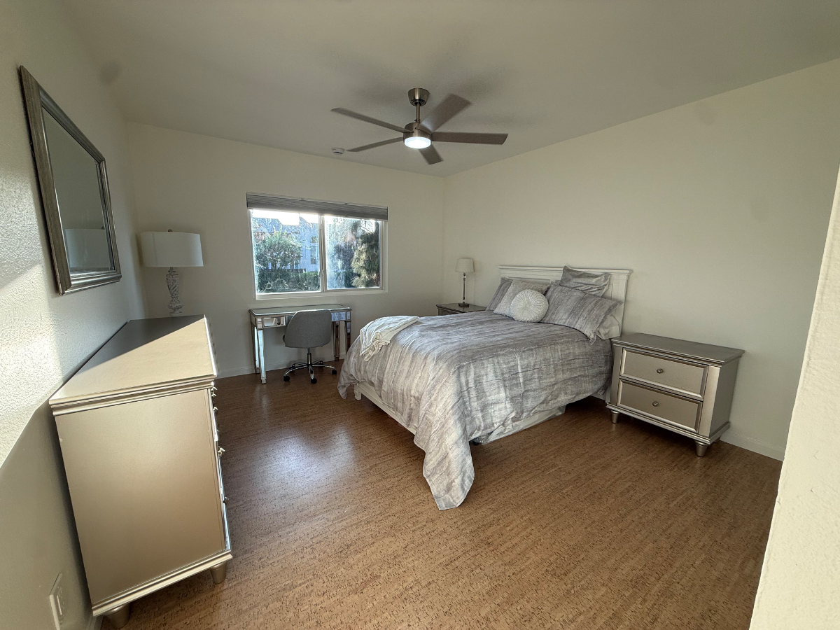 Beautiful large private room & bath in newly remodeled condo in gated building with pool and gym - Photo 1