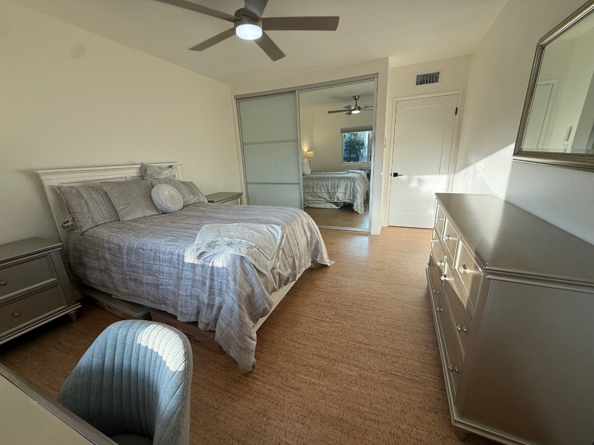 Beautiful large private room & bath in newly remodeled condo in gated building with pool and gym - Photo 4