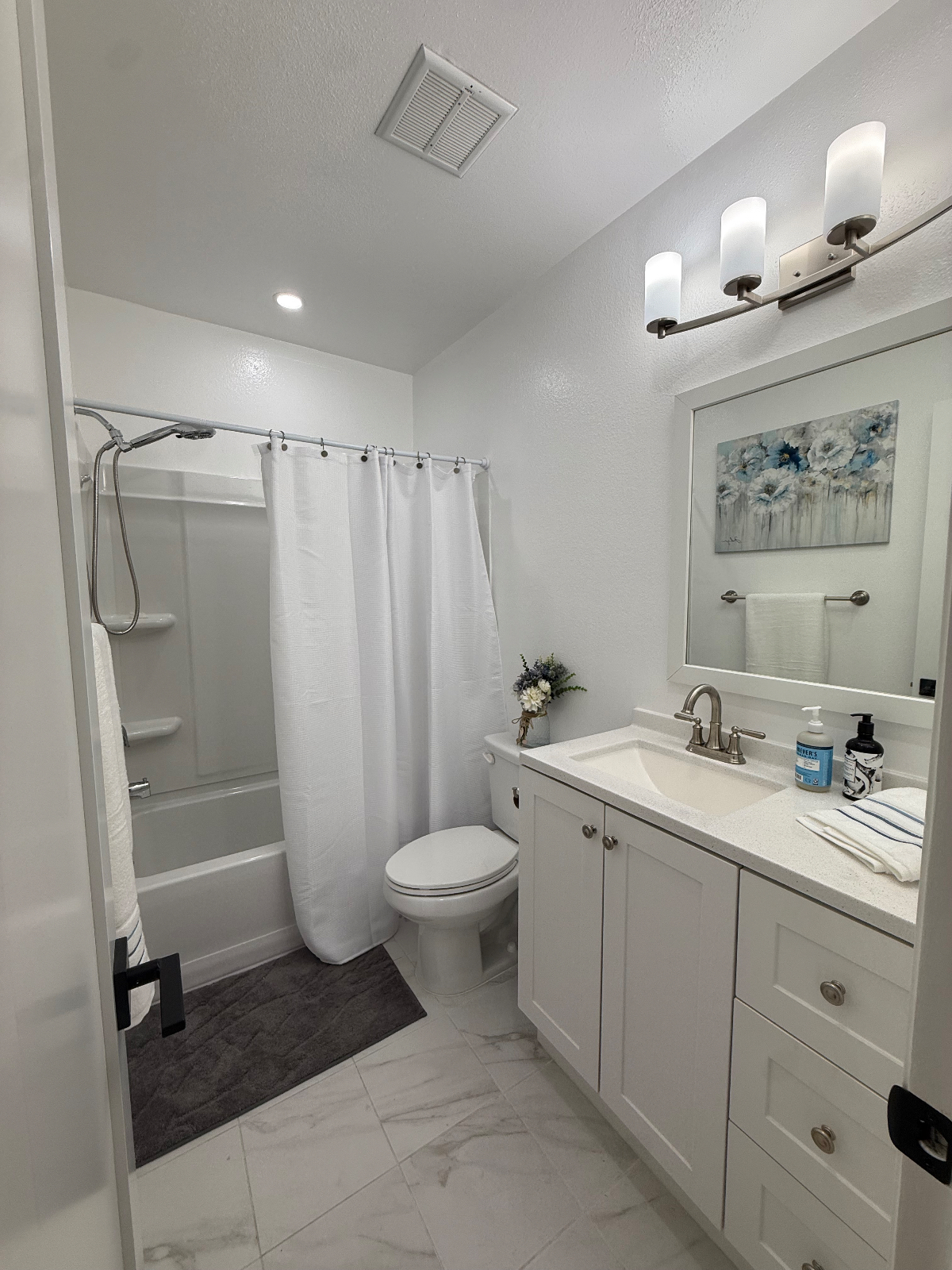 Beautiful large private room & bath in newly remodeled condo in gated building with pool and gym - Photo 5