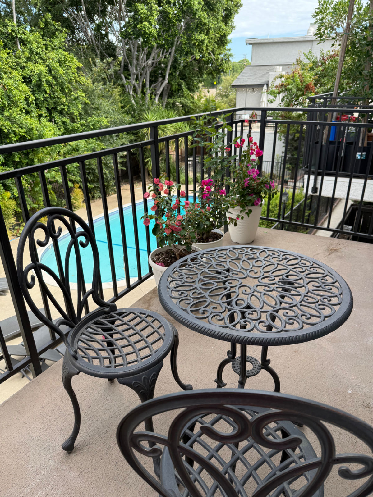 Beautiful large private room & bath in newly remodeled condo in gated building with pool and gym - Photo 6