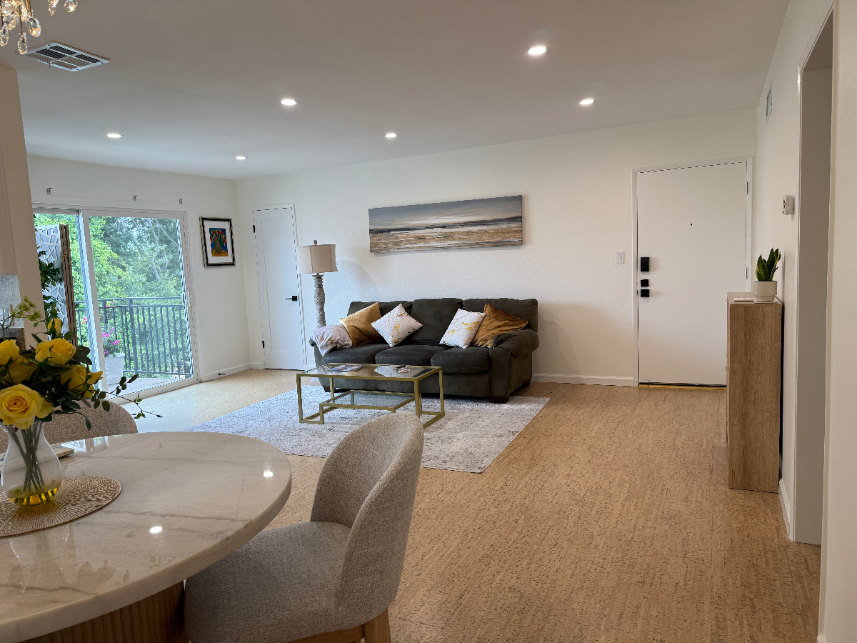 Beautiful large private room & bath in newly remodeled condo in gated building with pool and gym - Photo 3