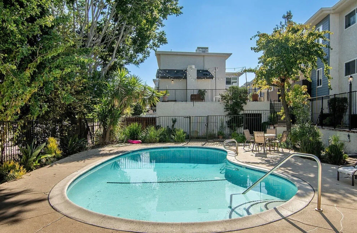 Beautiful large private room & bath in newly remodeled condo in gated building with pool and gym - Photo 2
