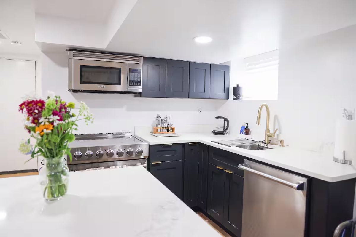 Peaceful Furnished Retreat, Walk to Metro, Queen Bed, Backyard and Fast WiFi - Photo 4