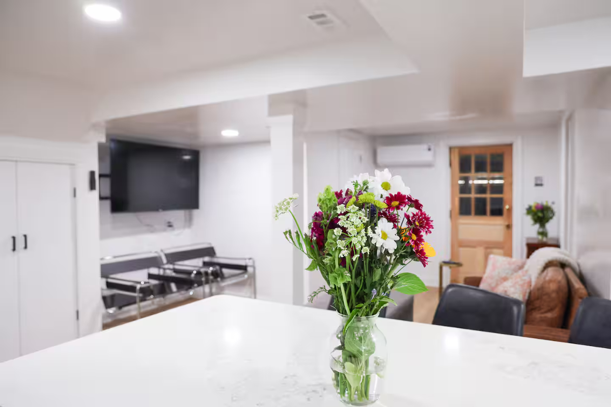 Peaceful Furnished Retreat, Walk to Metro, Queen Bed, Backyard and Fast WiFi - Photo 3