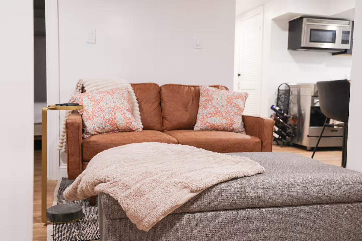 Peaceful Furnished Retreat, Walk to Metro, Queen Bed, Backyard and Fast WiFi - Photo 2