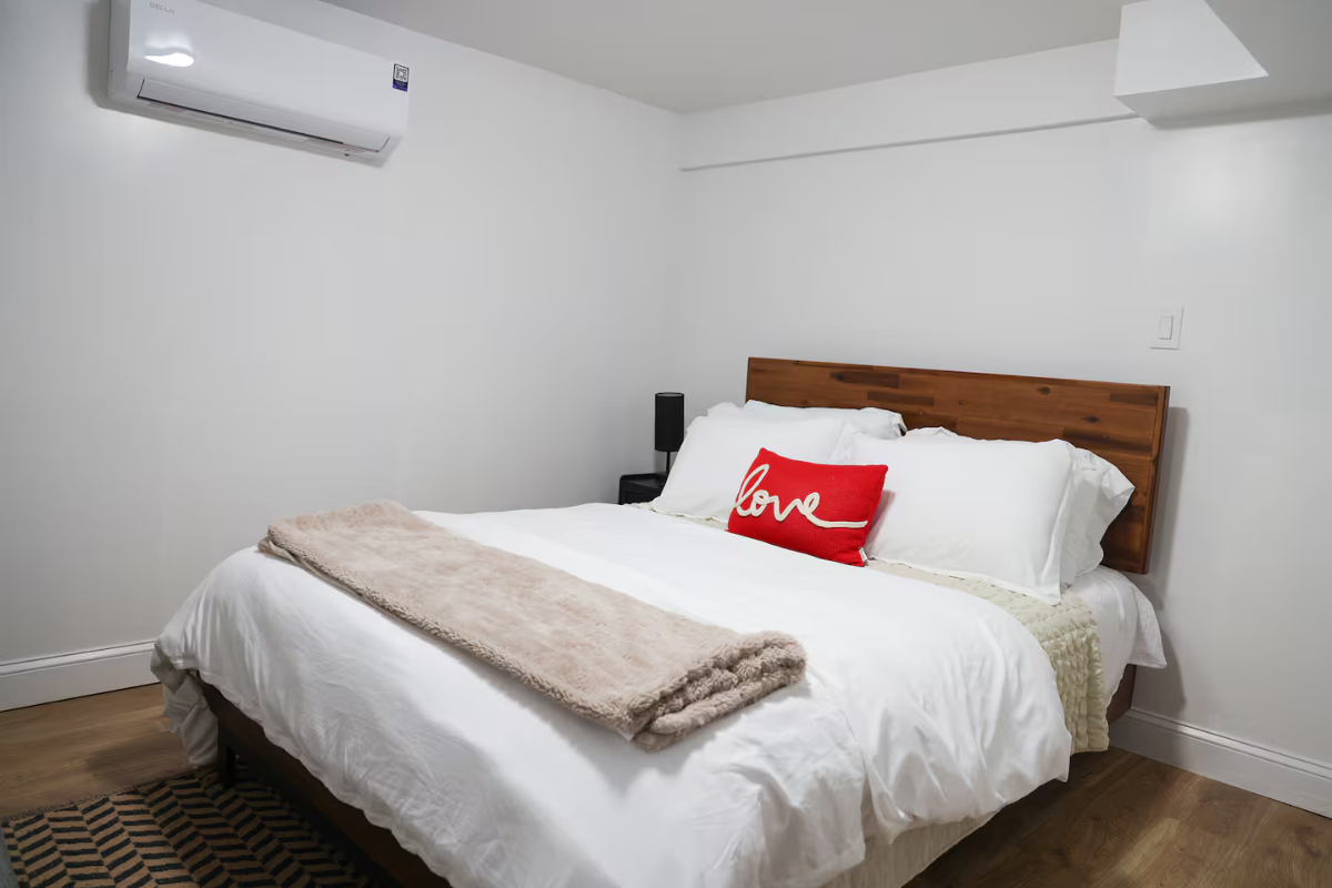 Peaceful Furnished Retreat, Walk to Metro, Queen Bed, Backyard and Fast WiFi - Photo 10