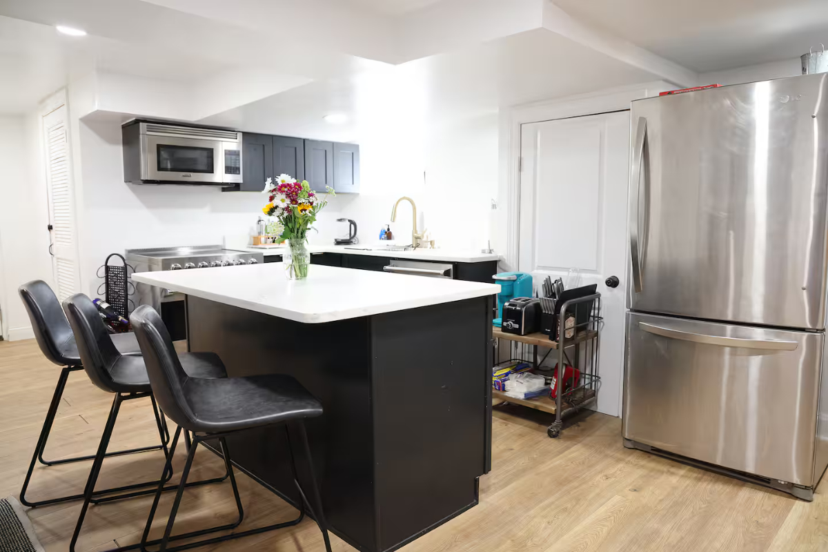 Peaceful Furnished Retreat, Walk to Metro, Queen Bed, Backyard and Fast WiFi - Photo 8