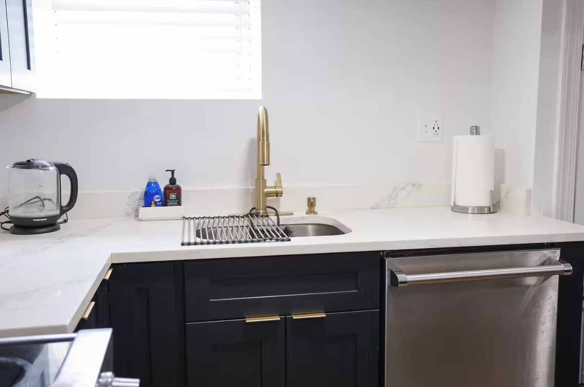 Peaceful Furnished Retreat, Walk to Metro, Queen Bed, Backyard and Fast WiFi - Photo 5