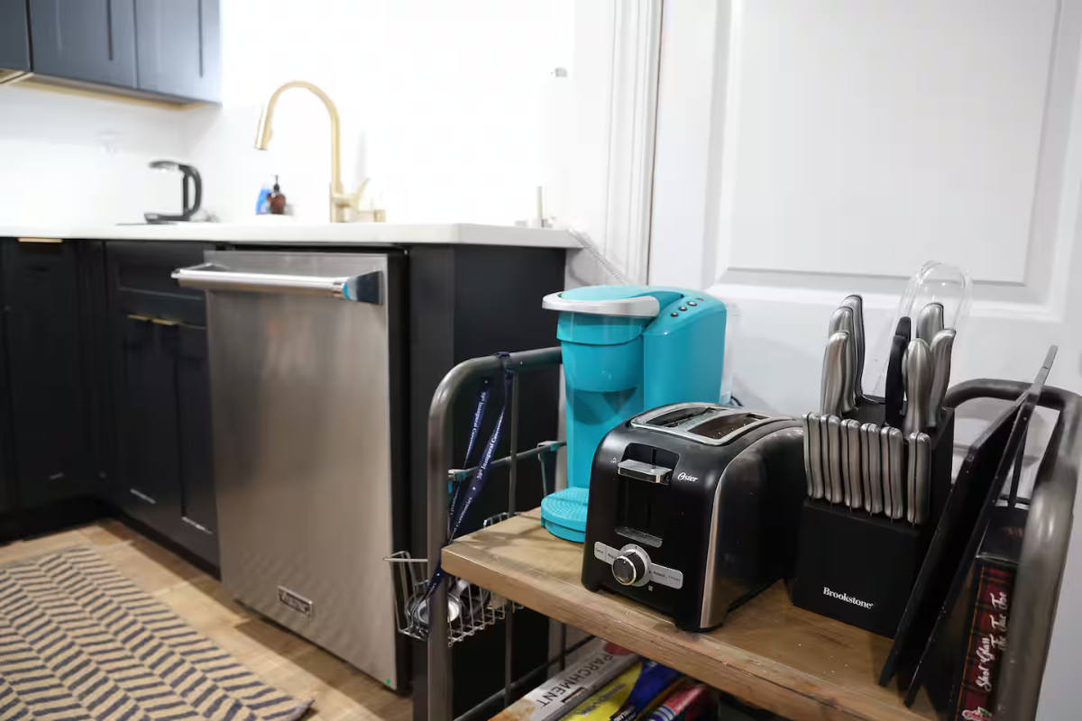 Peaceful Furnished Retreat, Walk to Metro, Queen Bed, Backyard and Fast WiFi - Photo 6