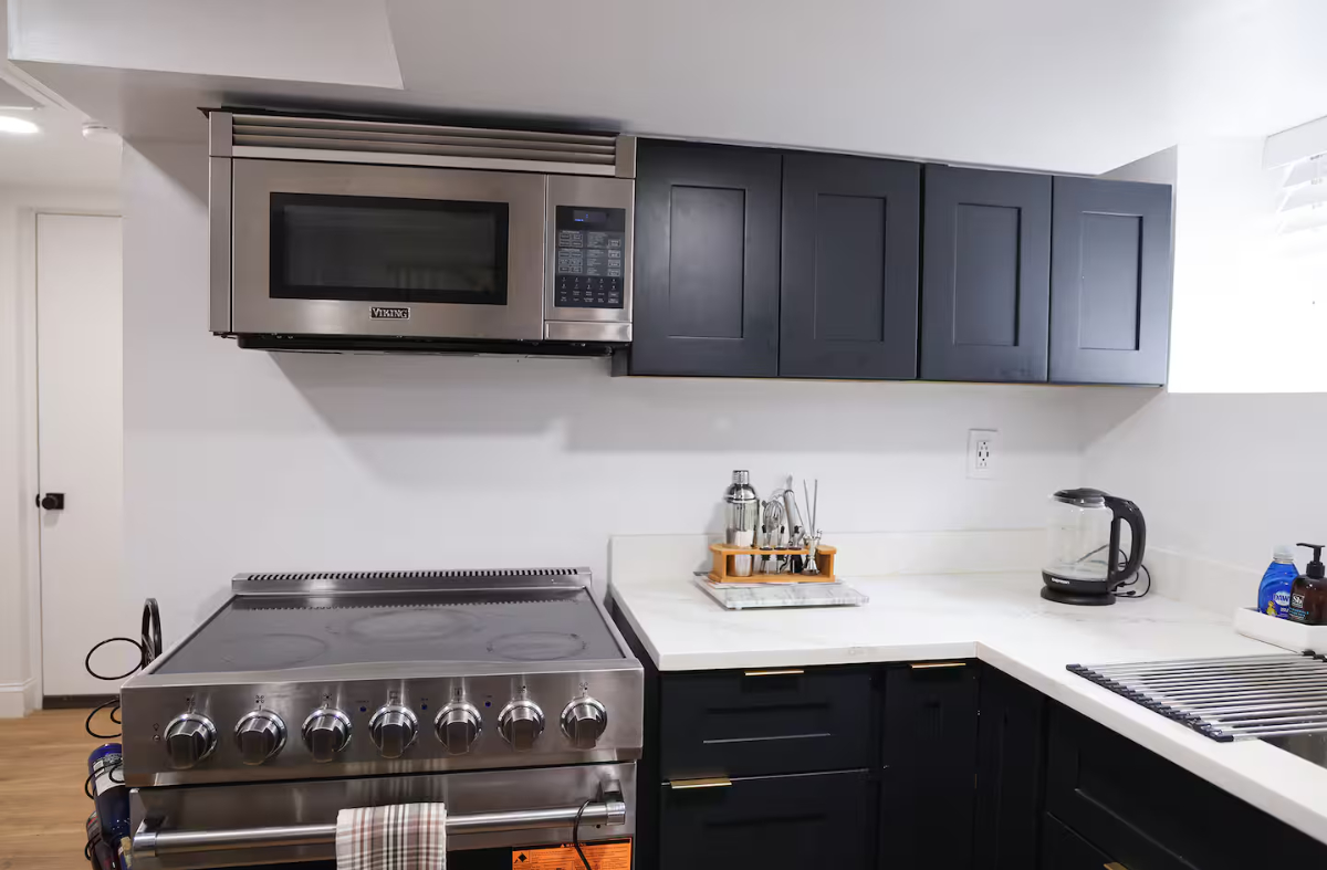 Peaceful Furnished Retreat, Walk to Metro, Queen Bed, Backyard and Fast WiFi - Photo 7
