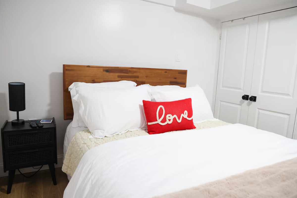 Peaceful Furnished Retreat, Walk to Metro, Queen Bed, Backyard and Fast WiFi - Photo 12