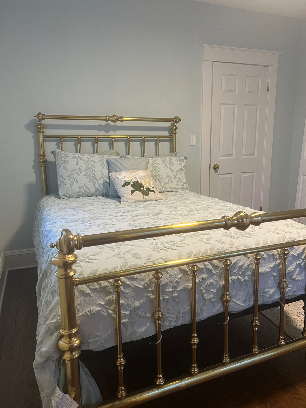 Beautiful Private Room with Brand New Furniture in Exceptional Location Near Hospitals Universities - Photo 2