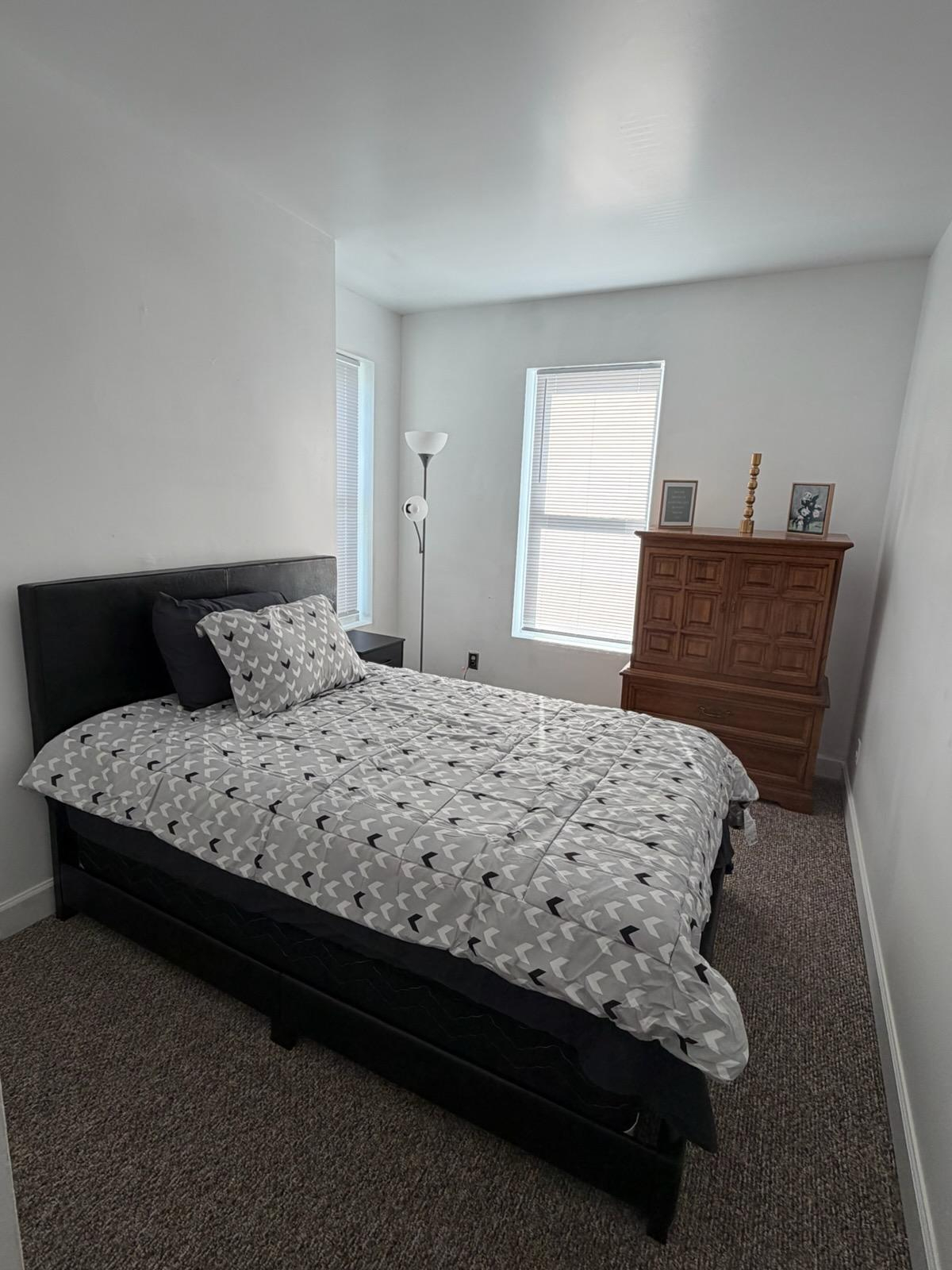 Spacious Queen Room in Modern Duplex | Shared Living Spaces | Centrally Located to Downtown and Top - Photo 2