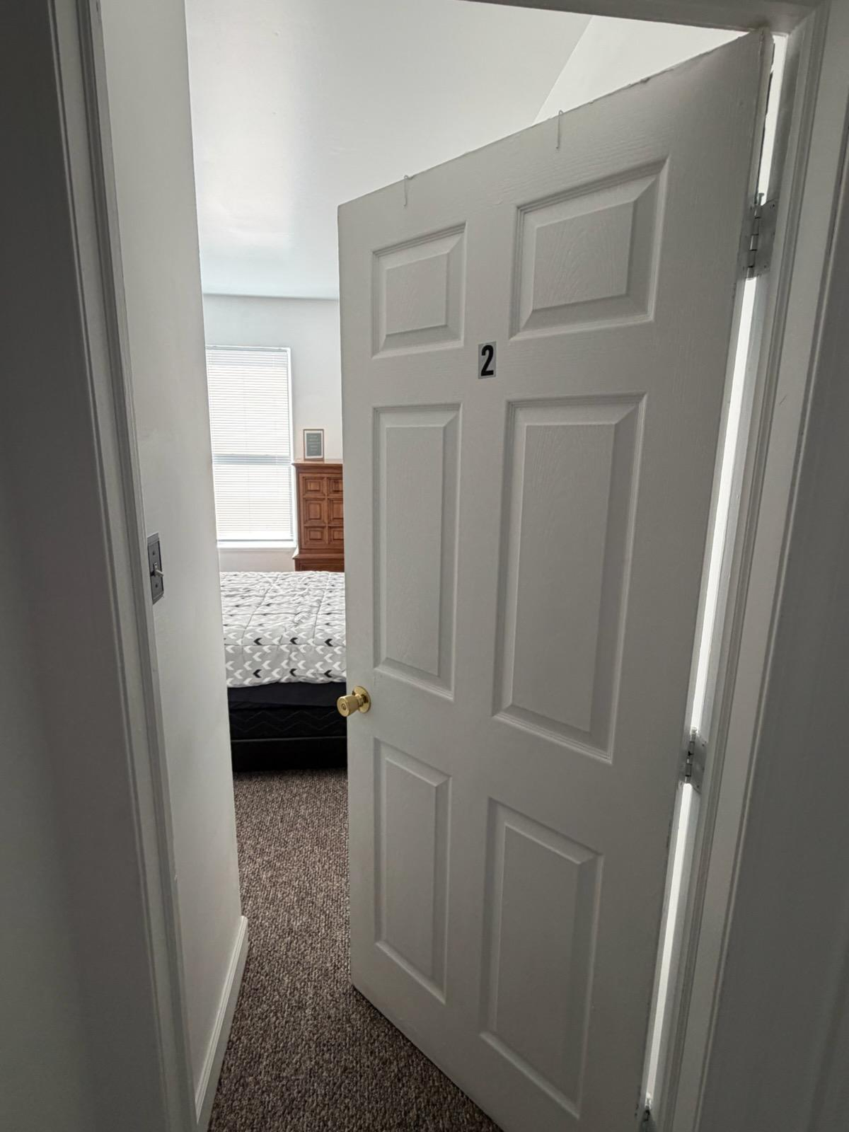Spacious Queen Room in Modern Duplex | Shared Living Spaces | Centrally Located to Downtown and Top - Photo 1