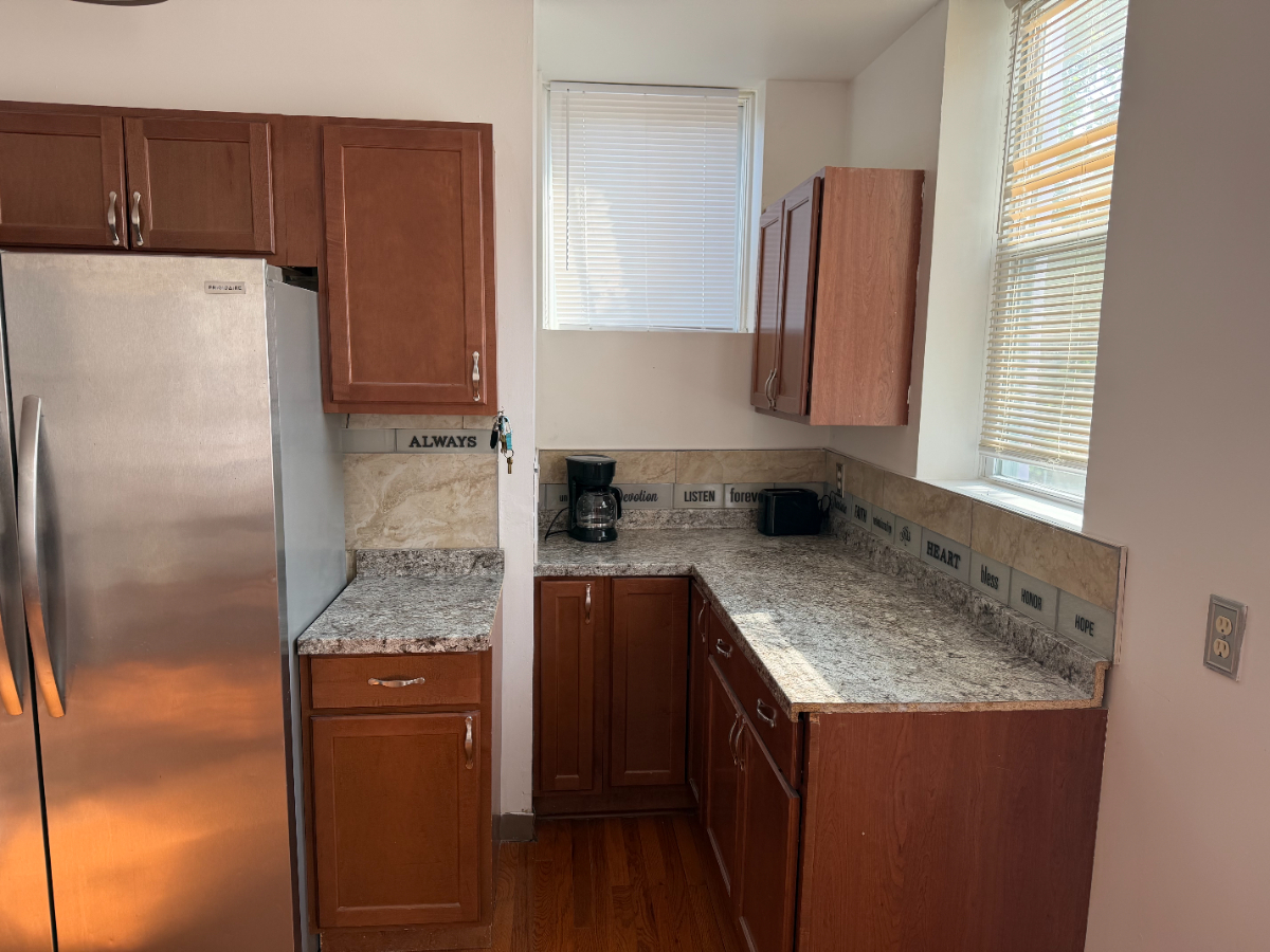 Spacious Queen Room in Modern Duplex | Shared Living Spaces | Centrally Located to Downtown and Top  - Photo 8