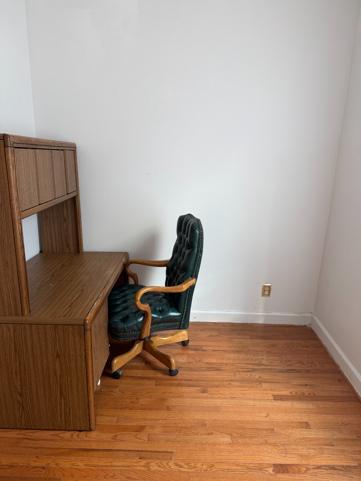 Spacious Queen Room in Modern Duplex | Shared Living Spaces | Centrally Located to Downtown and Top  - Photo 9