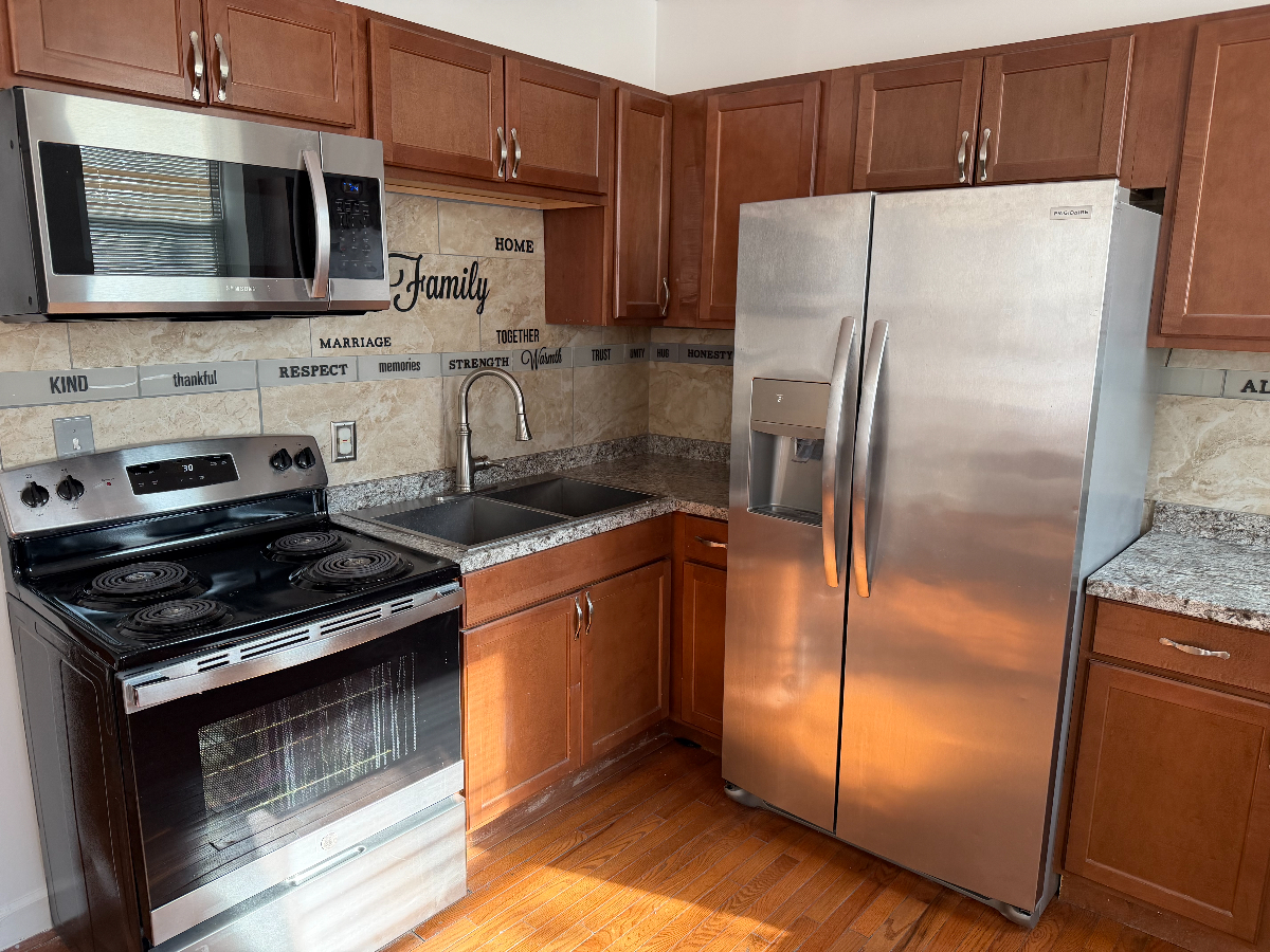 Spacious Queen Room in Modern Duplex | Shared Living Spaces | Centrally Located to Downtown and Top - Photo 5