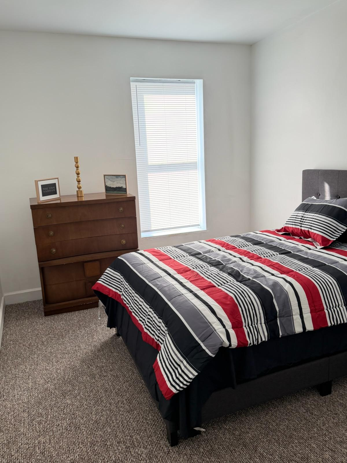 Spacious Queen Room in Modern Duplex | Shared Living Spaces | Centrally Located to Downtown and Top - Photo 1