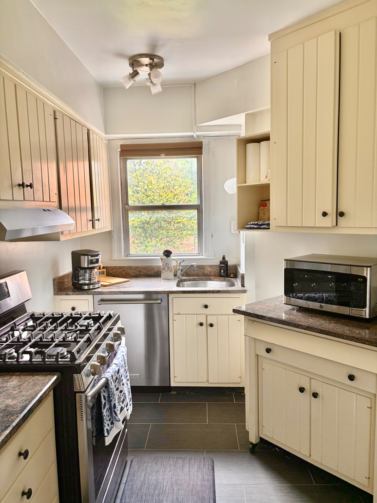 Newly Furnished 2B 2B Condo with Garage Parking - Photo 6