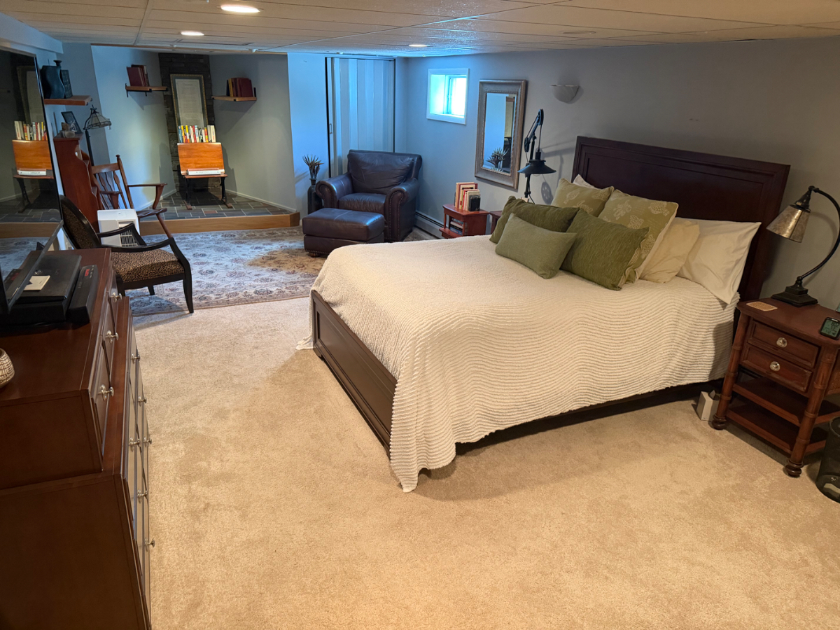 Beautiful, quiet home with spacious living and nicely decorated for Traveling Nurses. - Photo 3