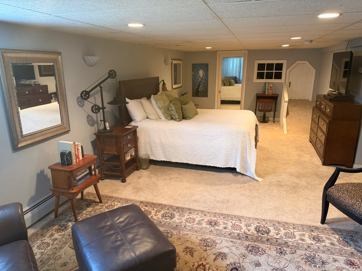 Beautiful, quiet home with spacious living and nicely decorated for Traveling Nurses. - Photo 4