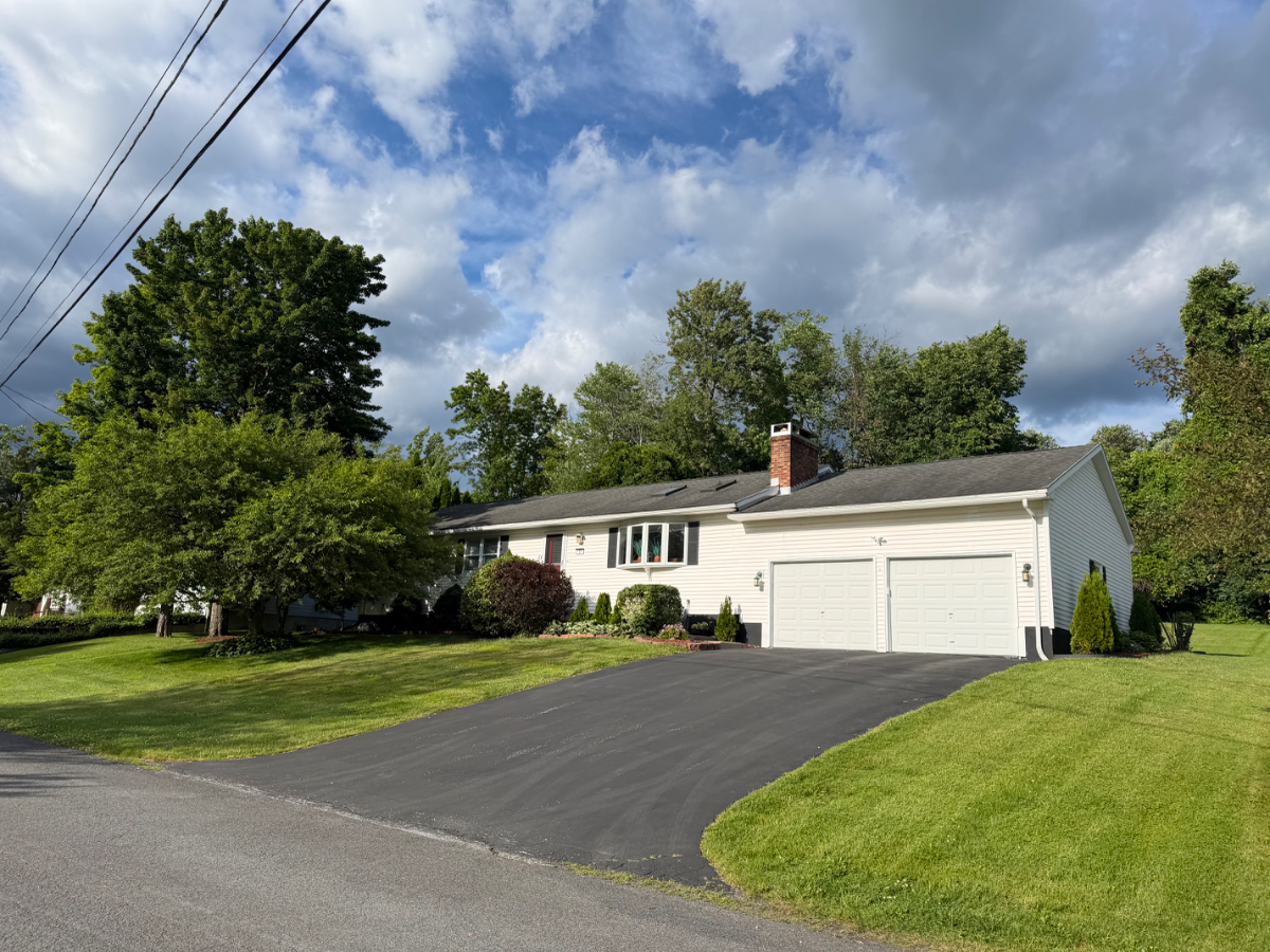 Beautiful, quiet home with spacious living and nicely decorated for Traveling Nurses. - Photo 6