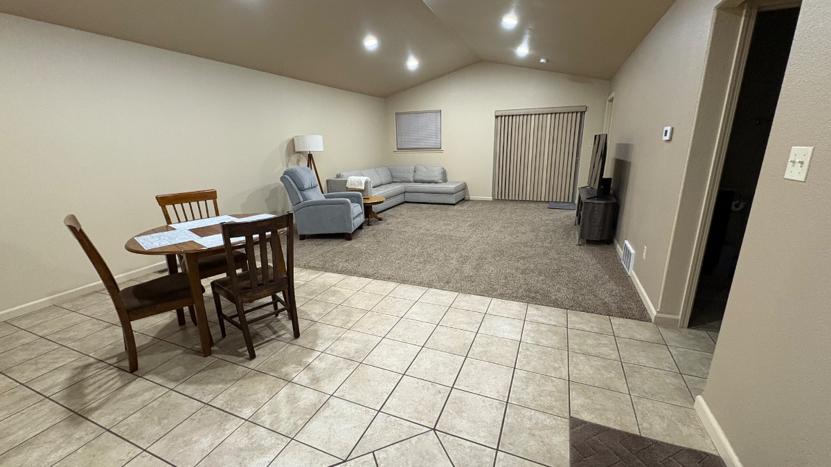 Quiet 2 bed 2 bath Single Level Duplex - Photo 1